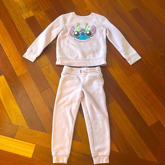 Girls purple Stitch holiday set. Top is a 7 and bottom’s are a 6. - Picture 1 of 5
